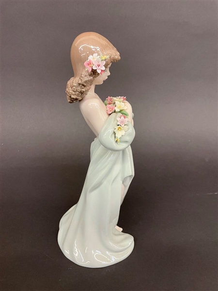 Lladro Girl With Flowers 6346