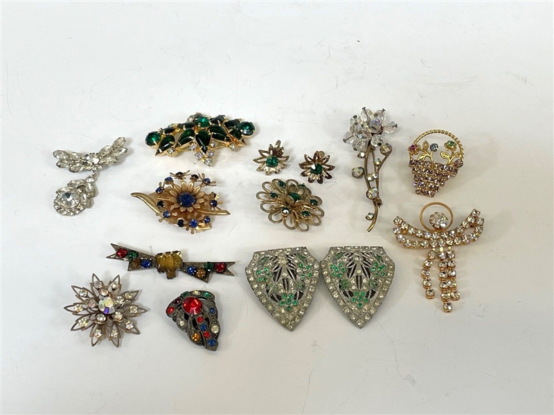 (13) Costume Estate Jewelry Pieces Brooches, Scarf Clips and Earrings
