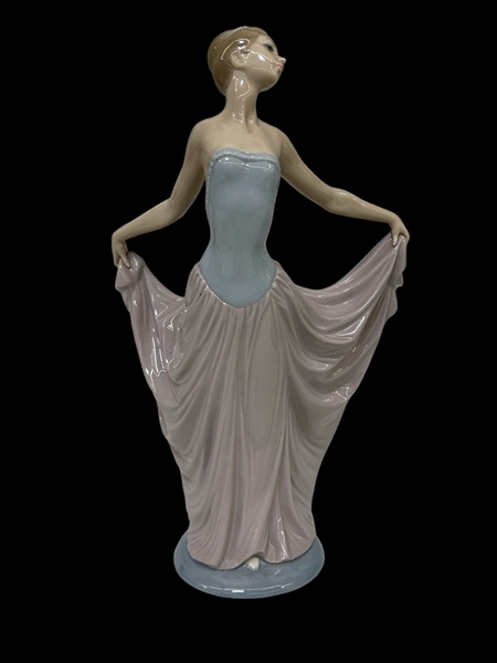 Lladro Figurine "De Ensayo" The Dancer
