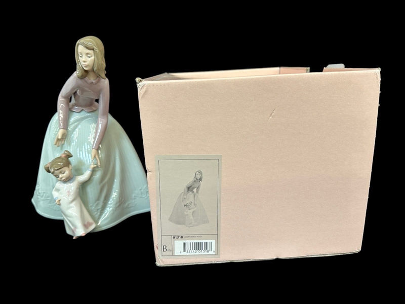 NAO Sus Primeros Pasos Figurine with Original Box