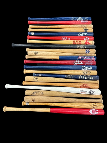 (22) Major League Baseball Mini Bats