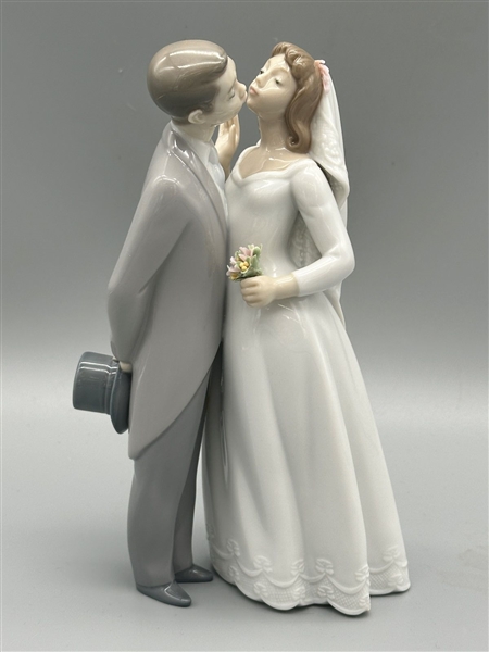 Lladro Figurine "A Kiss to Remember"