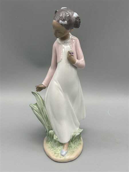 Lladro Figurine "Pretty Flowers" #8132