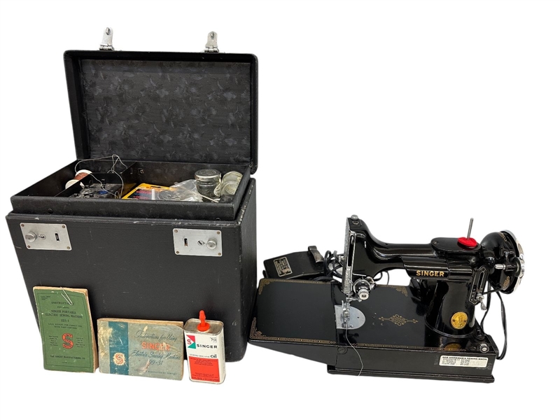 1946 Singer Featherweight Sewing Machine in Case With Extras