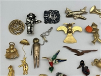 (33) Vintage Jewelry Brooches