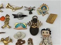 (33) Vintage Jewelry Brooches