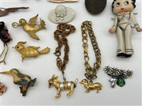 (33) Vintage Jewelry Brooches