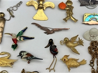 (33) Vintage Jewelry Brooches