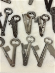 (45) Antique Skeleton Folding Keys